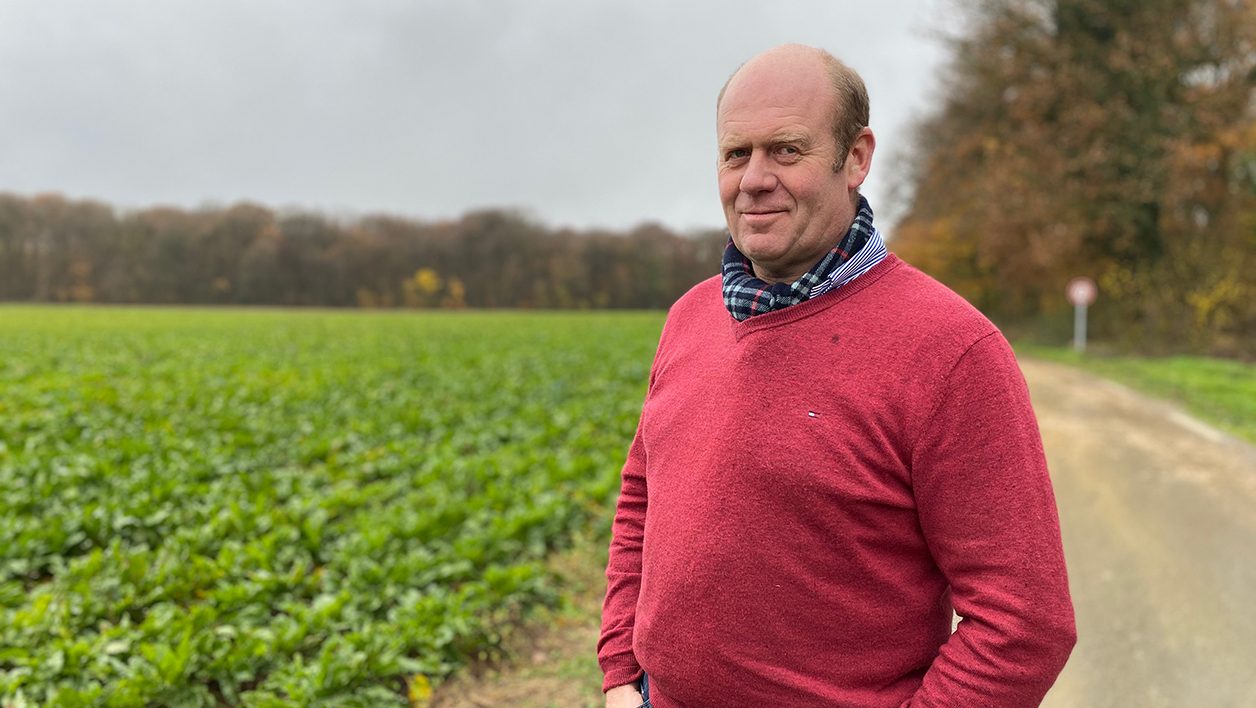 Sébastien Liénart devant ses champs à Puiseux-le-Hauberger.