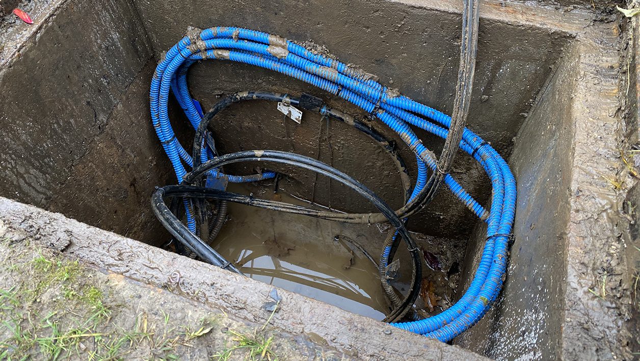 Un câble de fibre optique souterrain.