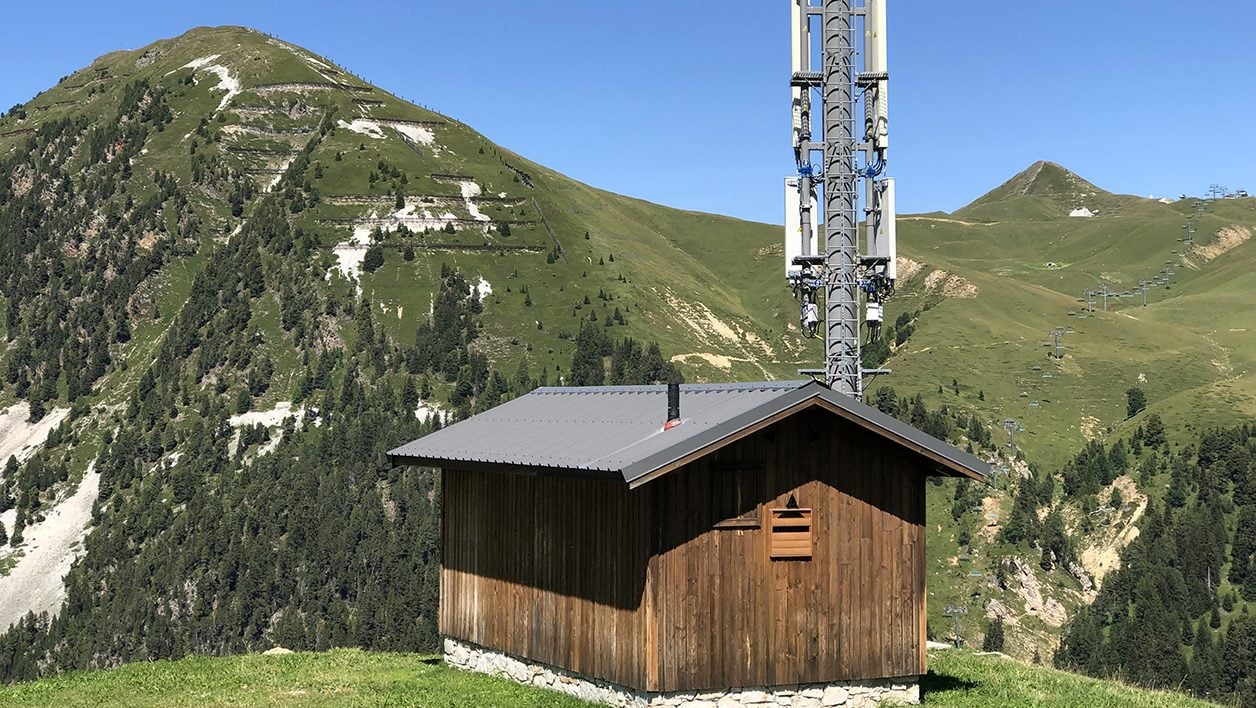 Une antenne 4G dans une station de montagne.