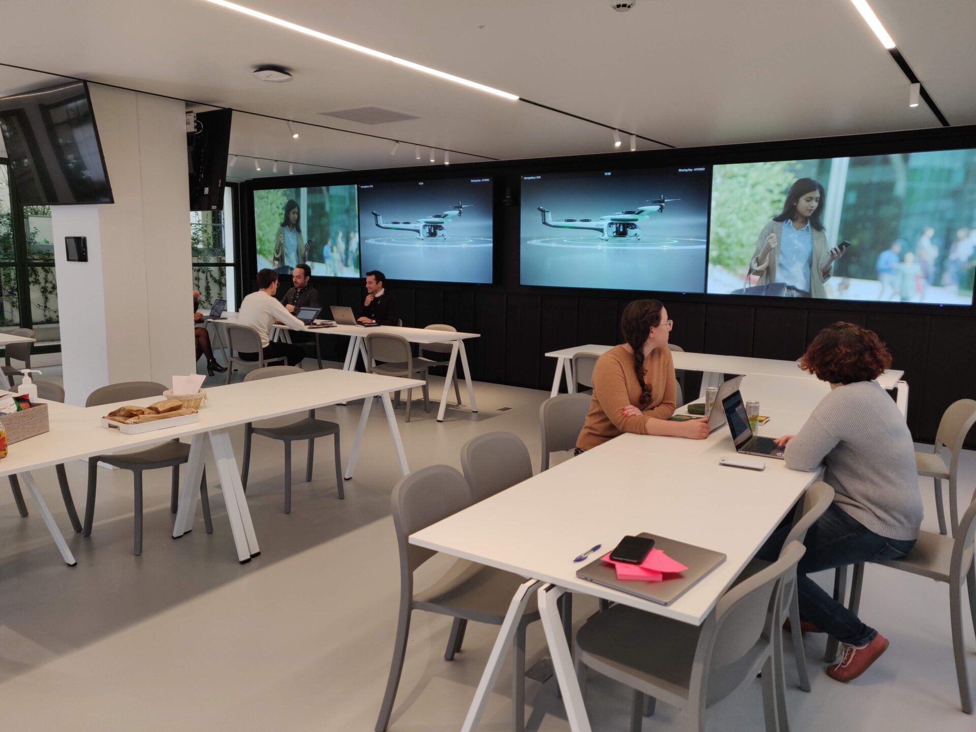 Le centre de recherche occupe tout un niveau au sous-sol du siège parisien d'Uber.