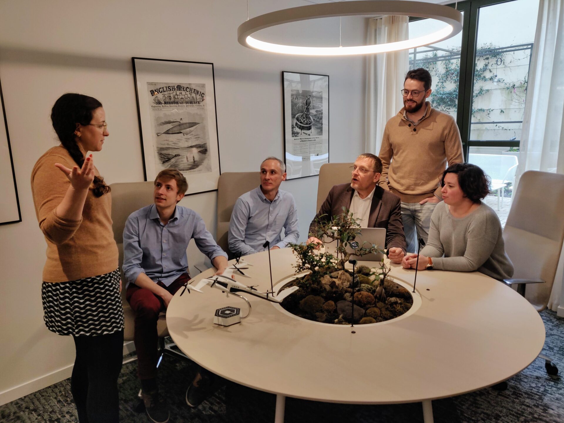 Le directeur du centre François Sillion, entouré d'une partie de ses collaborateurs.