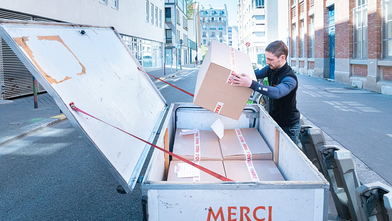 Le chargement des livraisons chez Carton Plein à Paris.