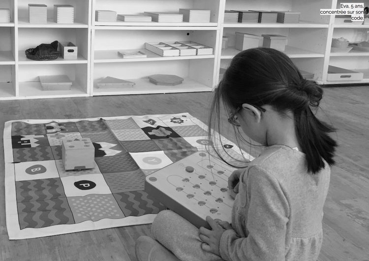 Une petite fille lors d'un atelier Colori.
