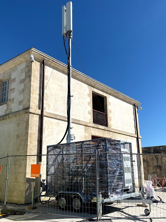 Une antenne 4G temporaire d'Orange.