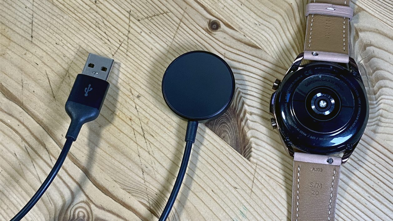 La montre et son chargeur.