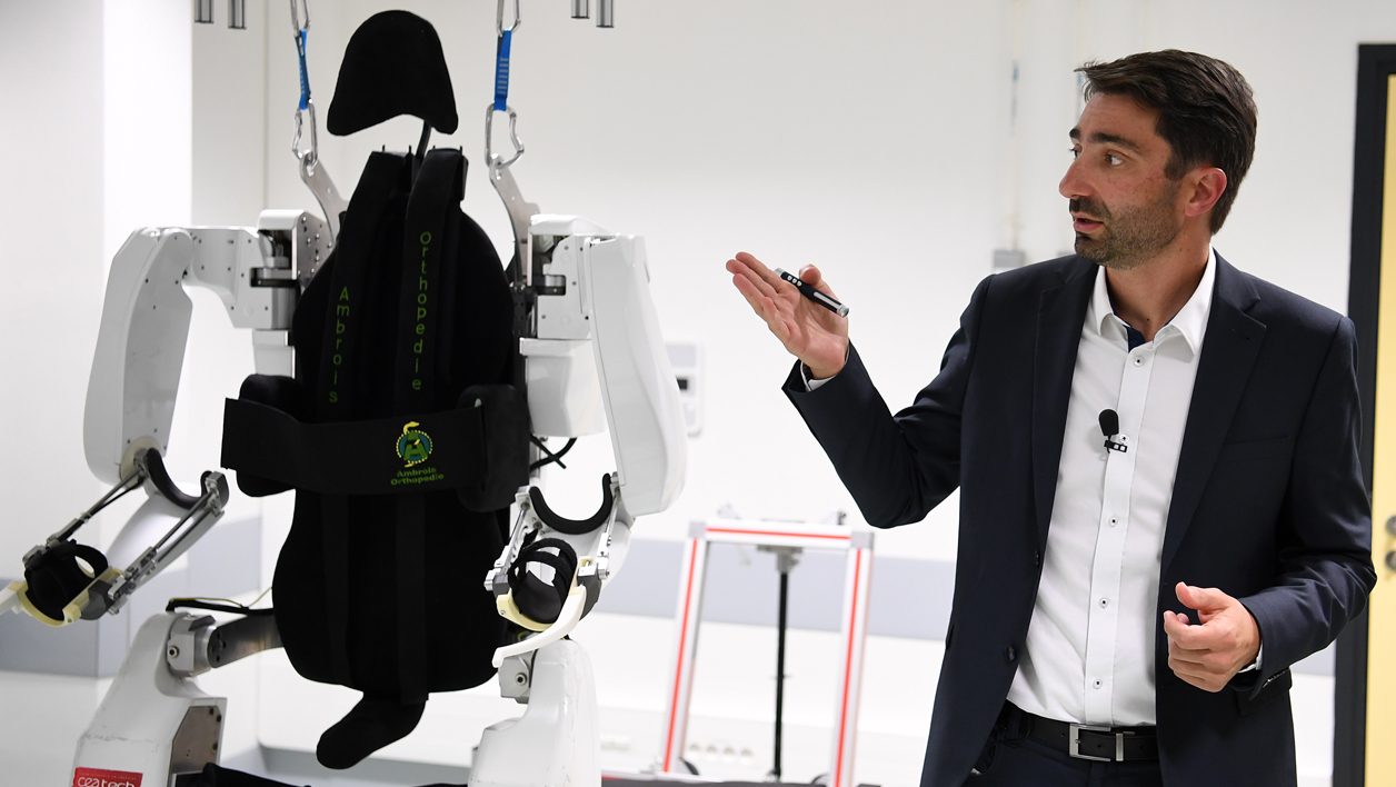 Guilaume Charvet présentant l'exosquelette fonctionnant avec un implant cérébral du projet BCI du CEA Leti et Clinatec.