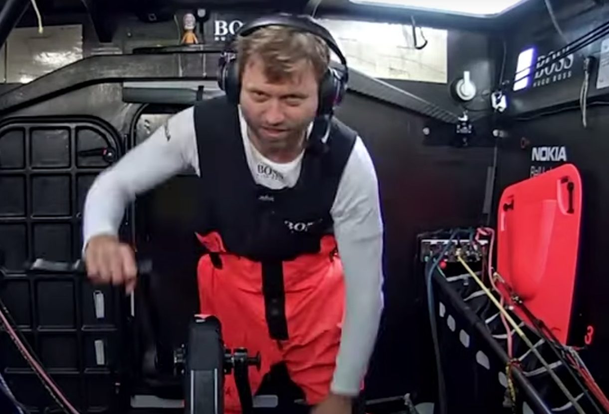 Le cockpit se trouve à l'intérieur du bateau.