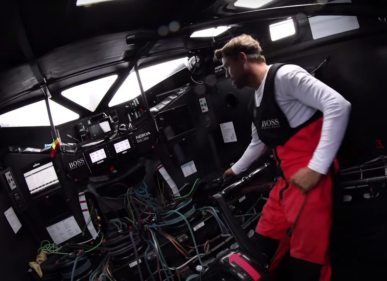 Alex Thomson garde un oeil sur ses neufs caméras sur différents dispositifs.