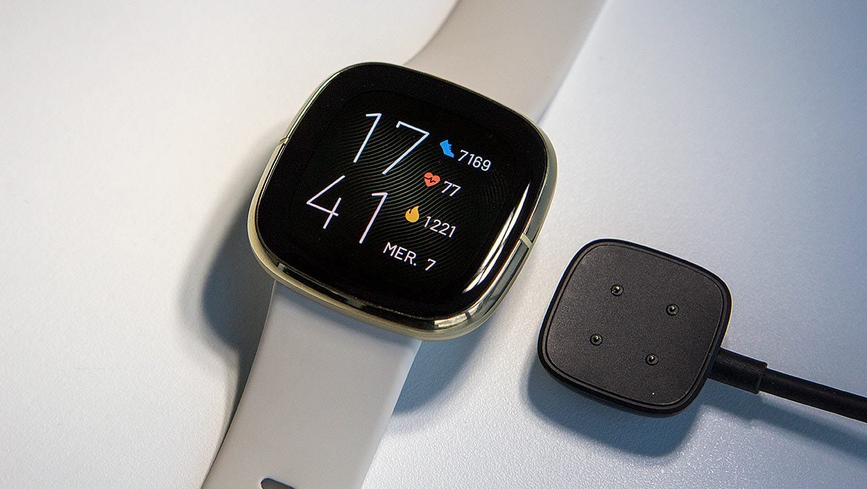 Test de la montre connectée Fitbit Sense : tout pour le bien-être du  corps et de l'esprit