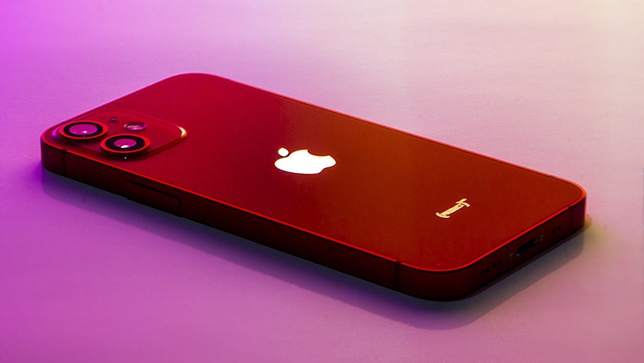 En rouge Product (RED), l'iPhone 12 mini est superbe.