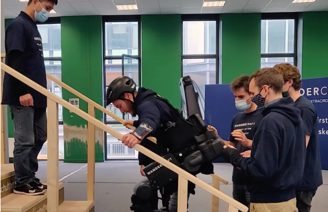 L'une des épreuves du Cybathlon consiste à monter des escaliers.