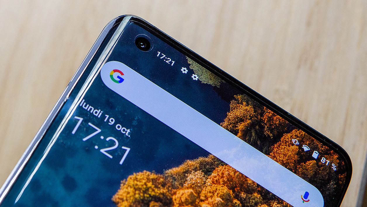 Le Vivo X51 5G n'a presque pas de bordures à gauche et à droite.