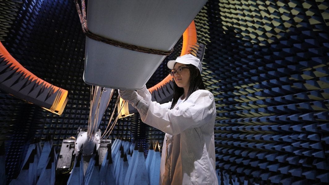 Une employée de Huawei inspectant une antenne. 