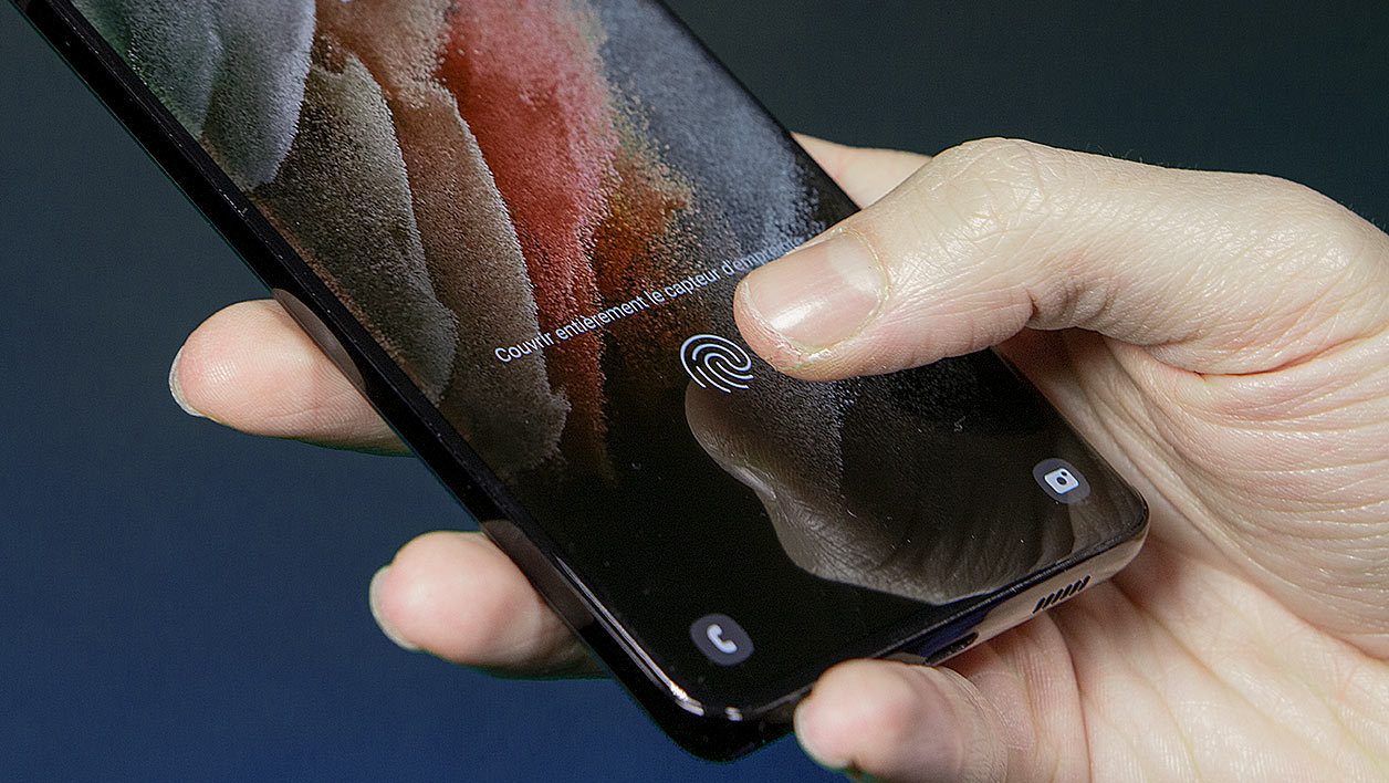 Le capteur d'empreintes du S21 Ultra est plus grand, mais pas extra large. 