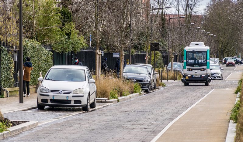 La navette autonome de la RATP dans les rues de Vincennes. 