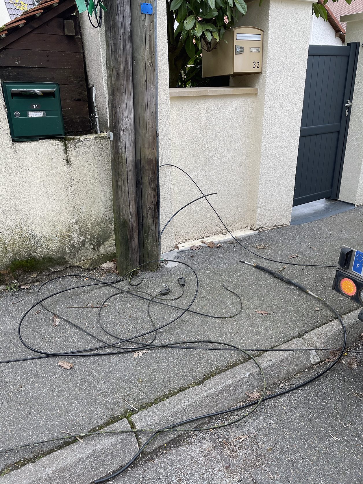 Les câbles en cuivre s'accumulent sur le trottoir.