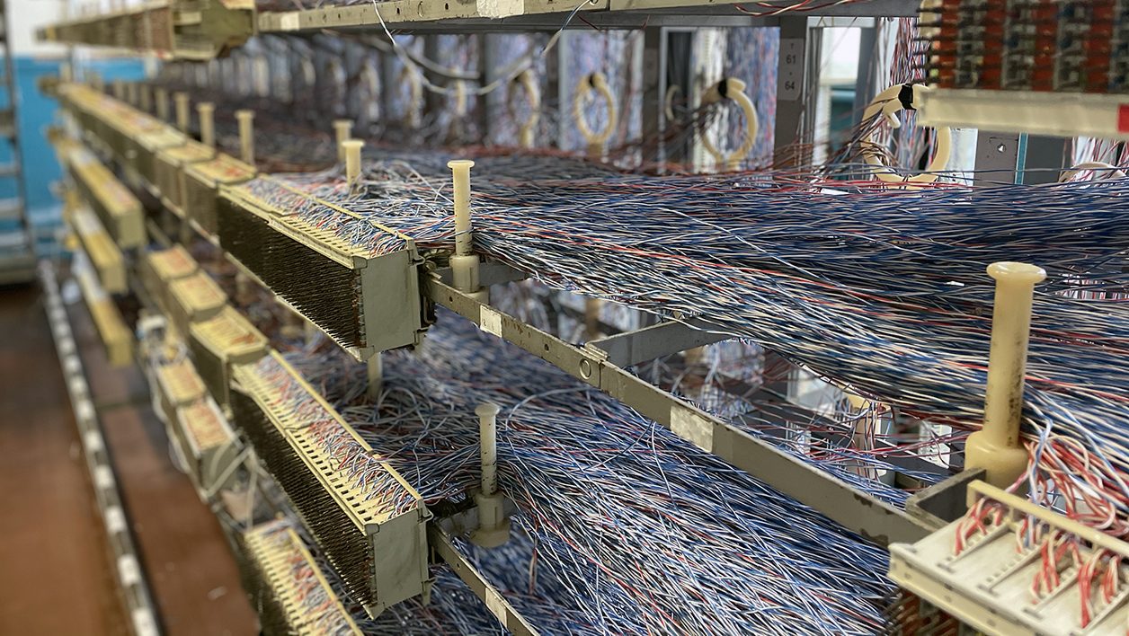 Le central téléphonique avec les lignes en cuivre à Lévis Saint Nom.