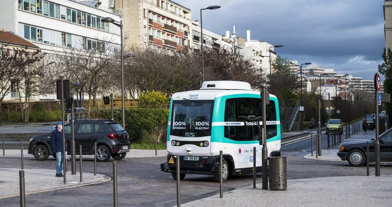 La navette s'insère dans la circulation du centre-ville.