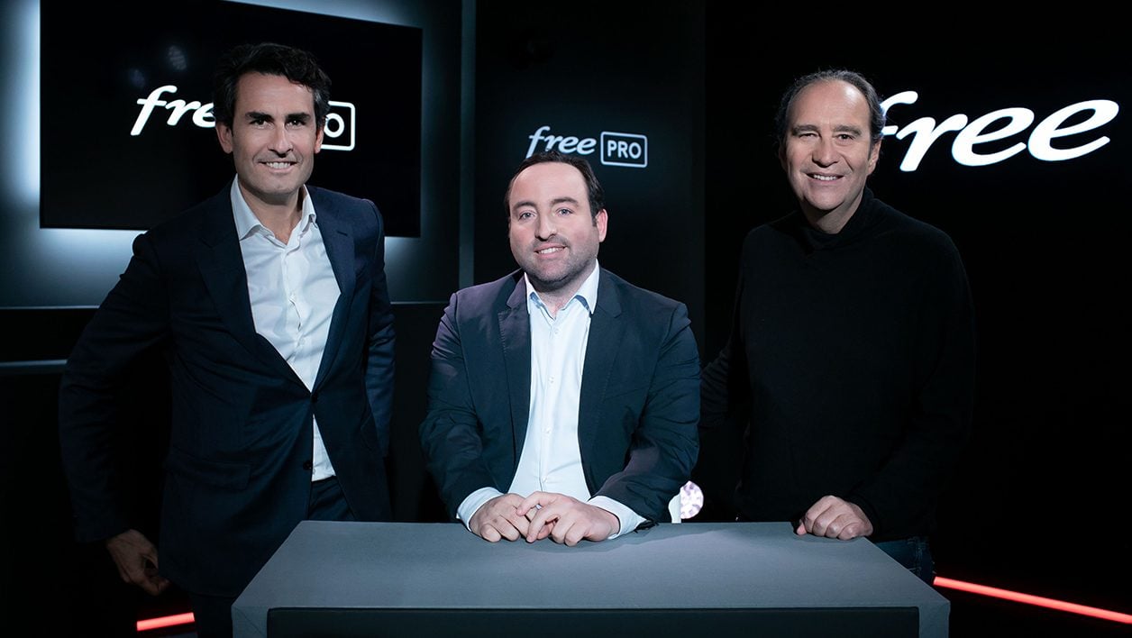 Kevin Polizzi au centre. Thomas Reynaud à sa gauche (DG d'Iliad) et Xavier Niel (fondateur de Free) à sa droite. 