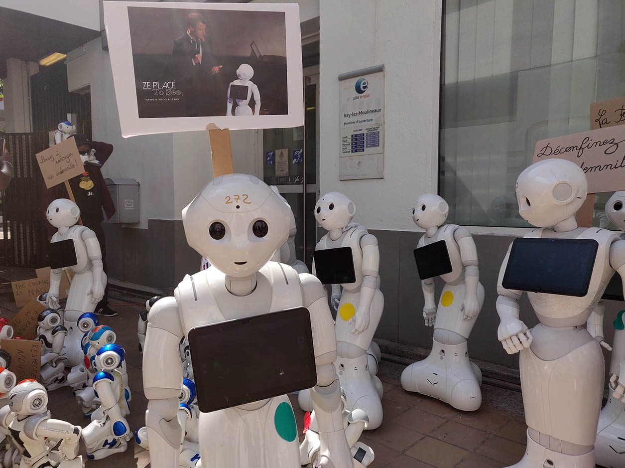 Devant l'agence Pôle emploi à proximité du siège parisien de Softbank Robotics. 