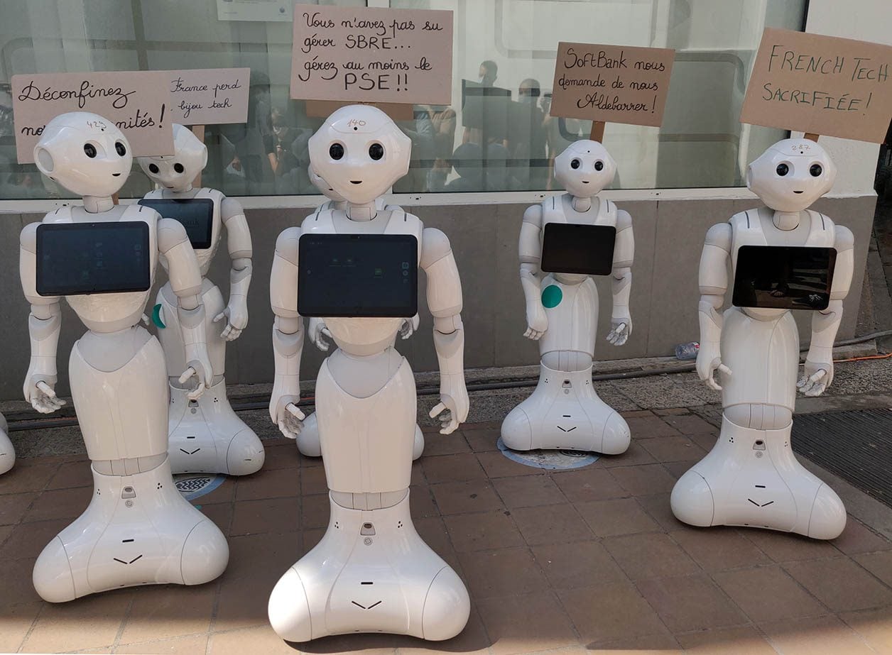 Des robots Pepper devant une agence Pôle emploi. 