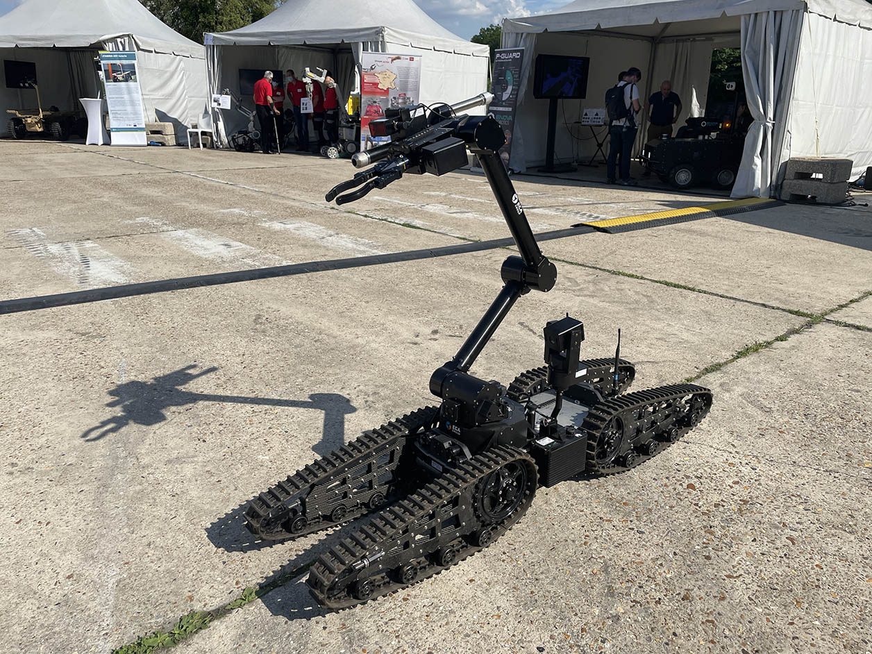 Le robot Iguana de ECA possède un bras manipulateur pour faire des prélèvement et des inspections. 