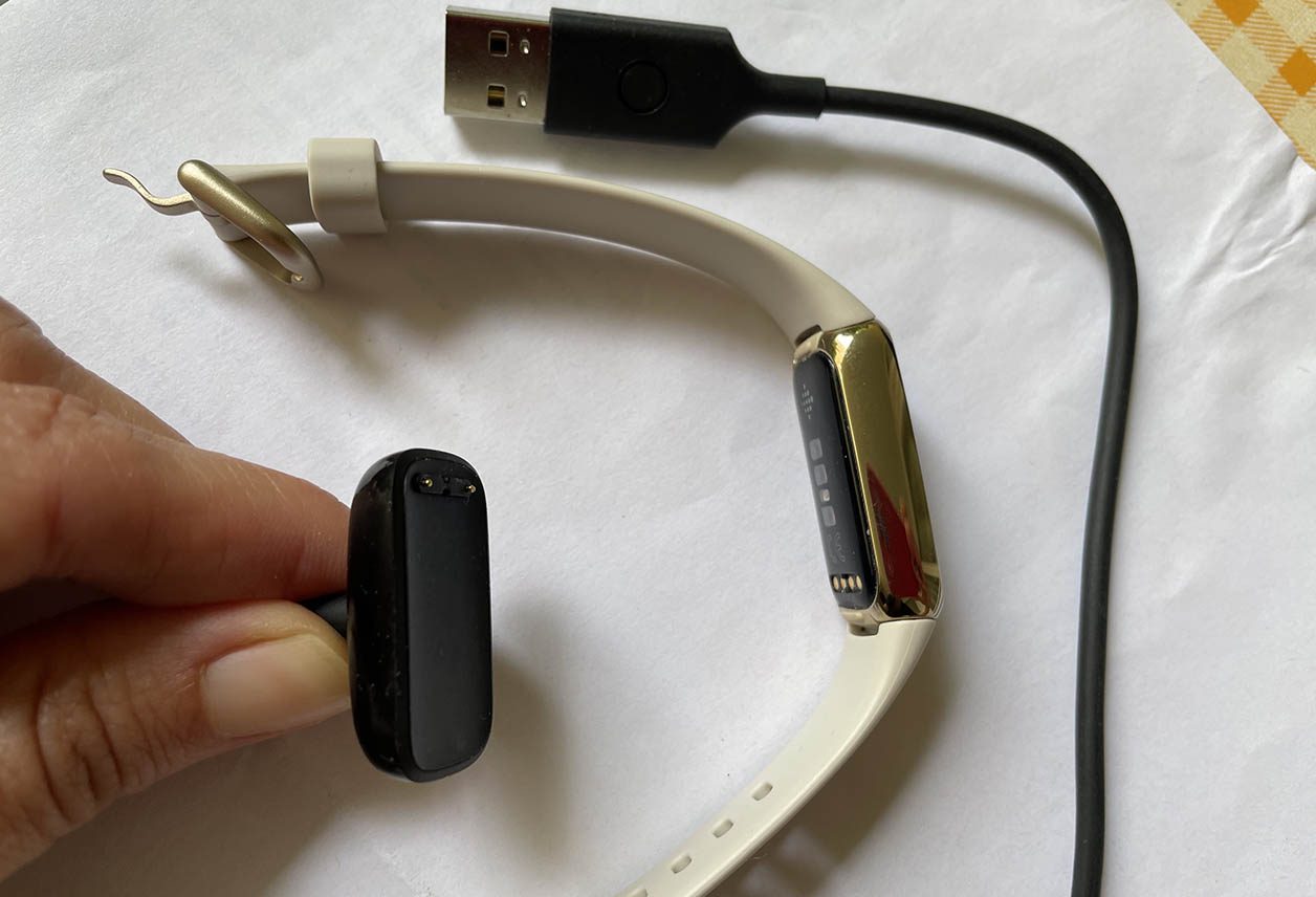 Le système de recharge est propriétaire comme pour tous les bracelets Fitbit. 