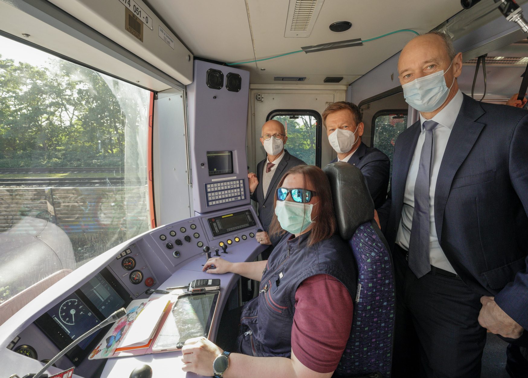 Richard Lutz, PDG de Deutsch Bahn (au centre), Roland Busch, PDG de Siemens AG (à droite), Peter Tschentscher, premier maire de la ville libre et hanséatique de Hambourg (à gauche).