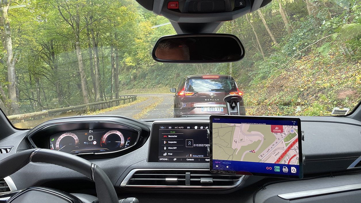 Le véhicule stationné sur la route a été détecté bien en amont grâce au réseau 5G. 