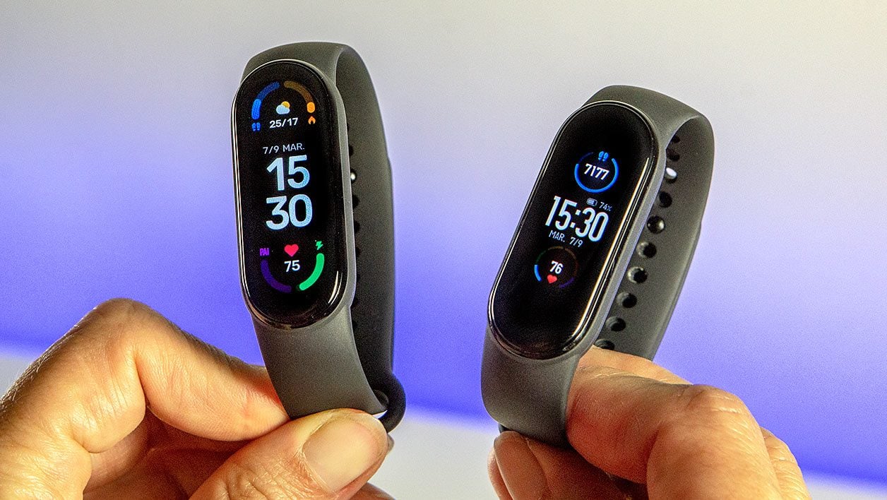 Le Mi Band 6 à gauche et le Mi Band 5 à droite. 