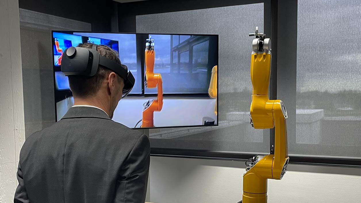 Le bras robotisé est commandé via les lunettes de réalité augmentée.