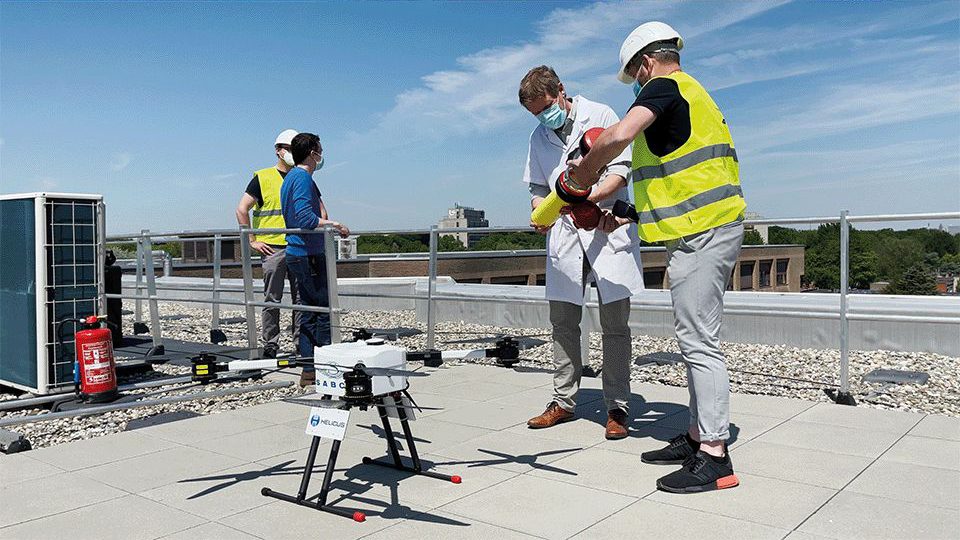 Un drone d'Helicus sur le toit d'un centre hospitalier de Bruxelles.