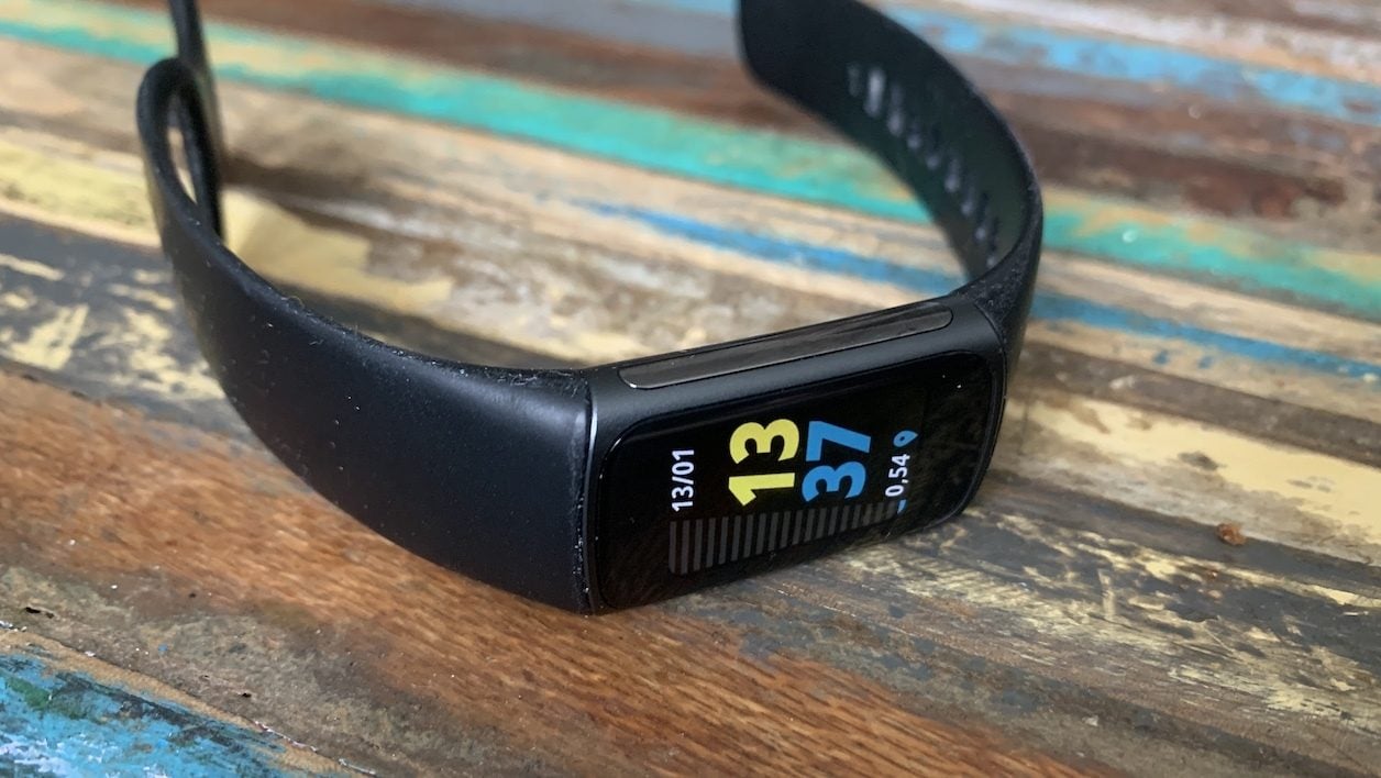 Test du Fitbit Charge 5 : un bracelet connecté ultra complet, mais toujours  plus limité qu'une montre