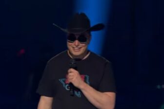 Elon Musk porte parfois de beaux chapeaux