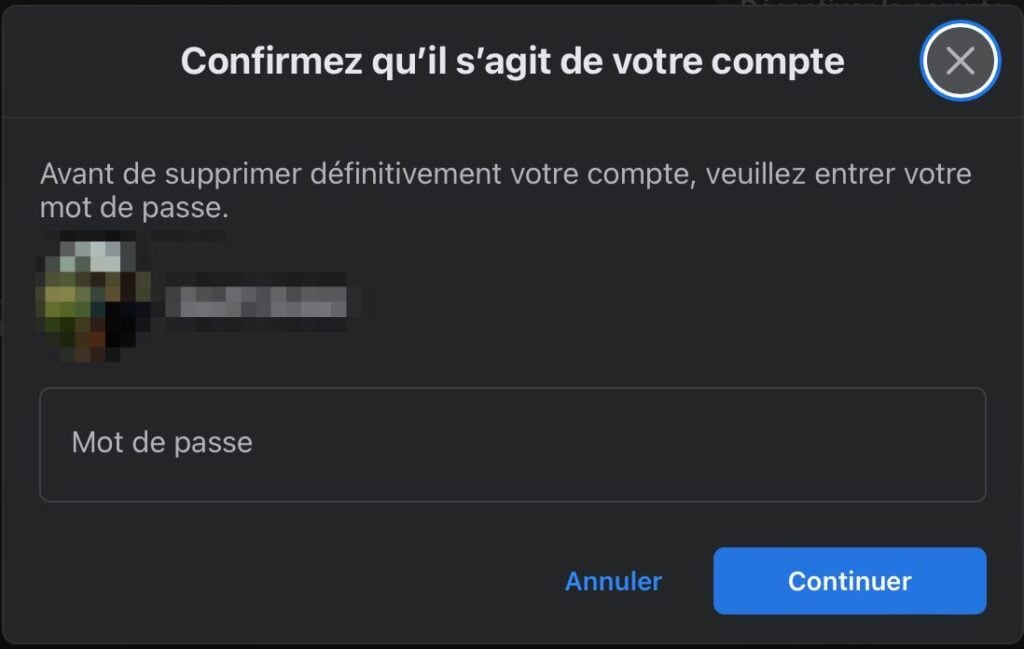 Le service affiche alors une fenêtre dans laquelle plusieurs options sont proposées. Vous pouvez, encore une fois, changer d’avis et décider de simplement Désactiver le compte. Vous pouvez également choisir de Télécharger les infos de votre compte, ou de Transférer les informations vers d’autres services. Cela vous permettra, entre autres, de transférer vos photos et vidéos sur Google Photos, Dropbox, etc. Cliquez ensuite sur Supprimer le compte.