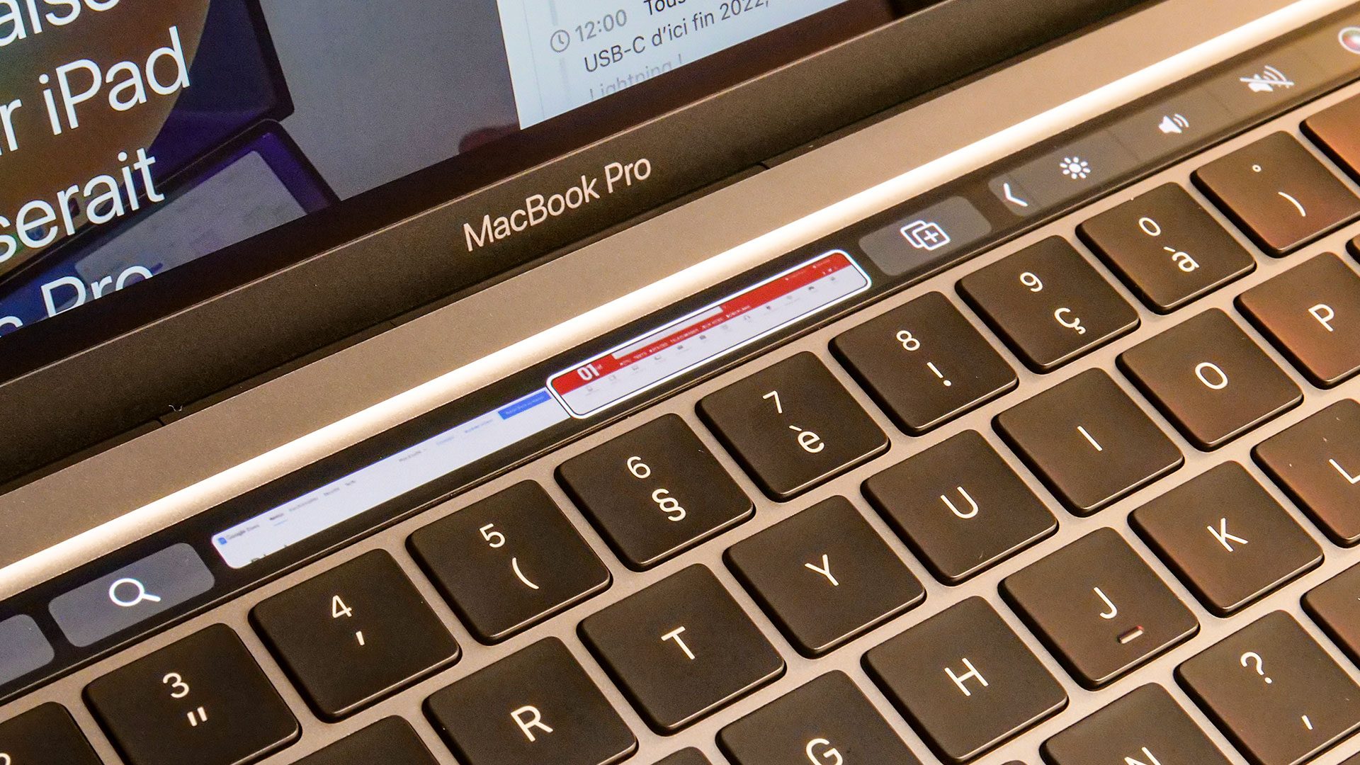 La Touch Bar est toujours présente dans le MacBook Pro 13 pouces 2022.