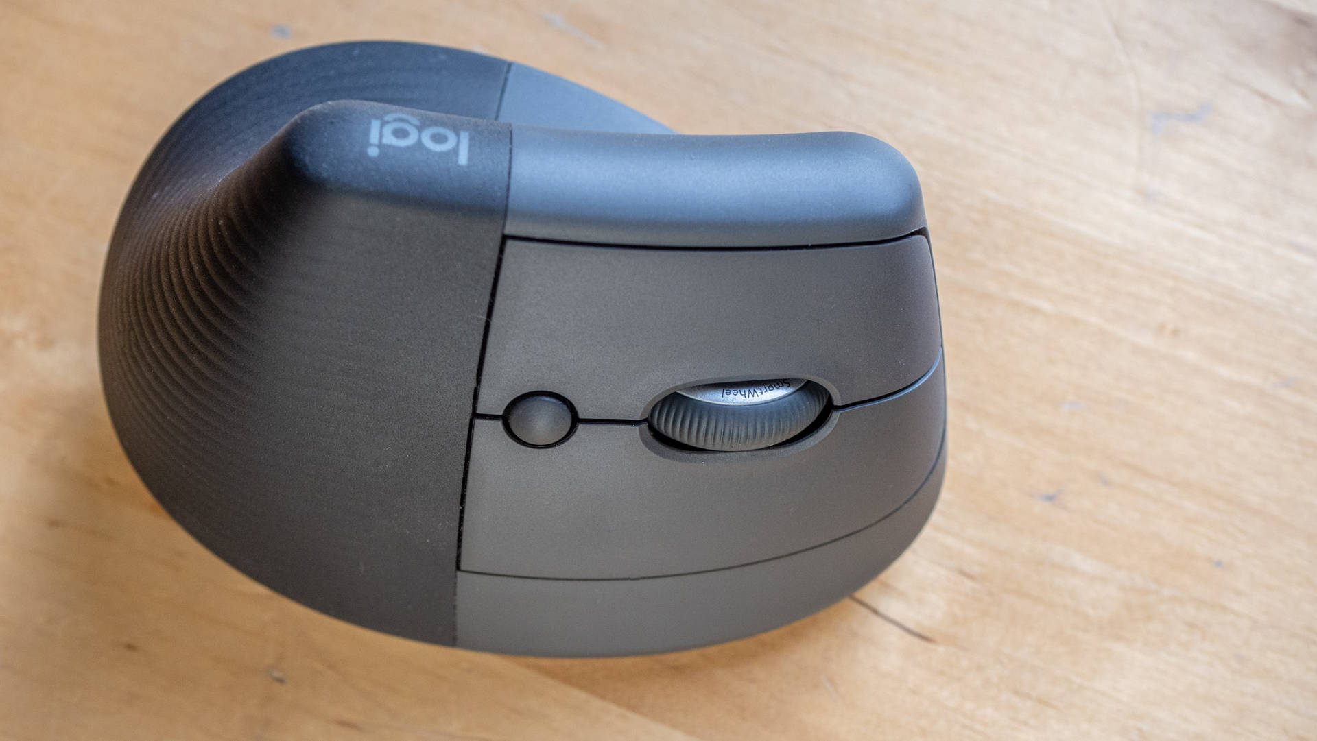 Logitech Lift, une souris sans-fil ergonomique verticale colorée pour  soulager le poignet – LaptopSpirit