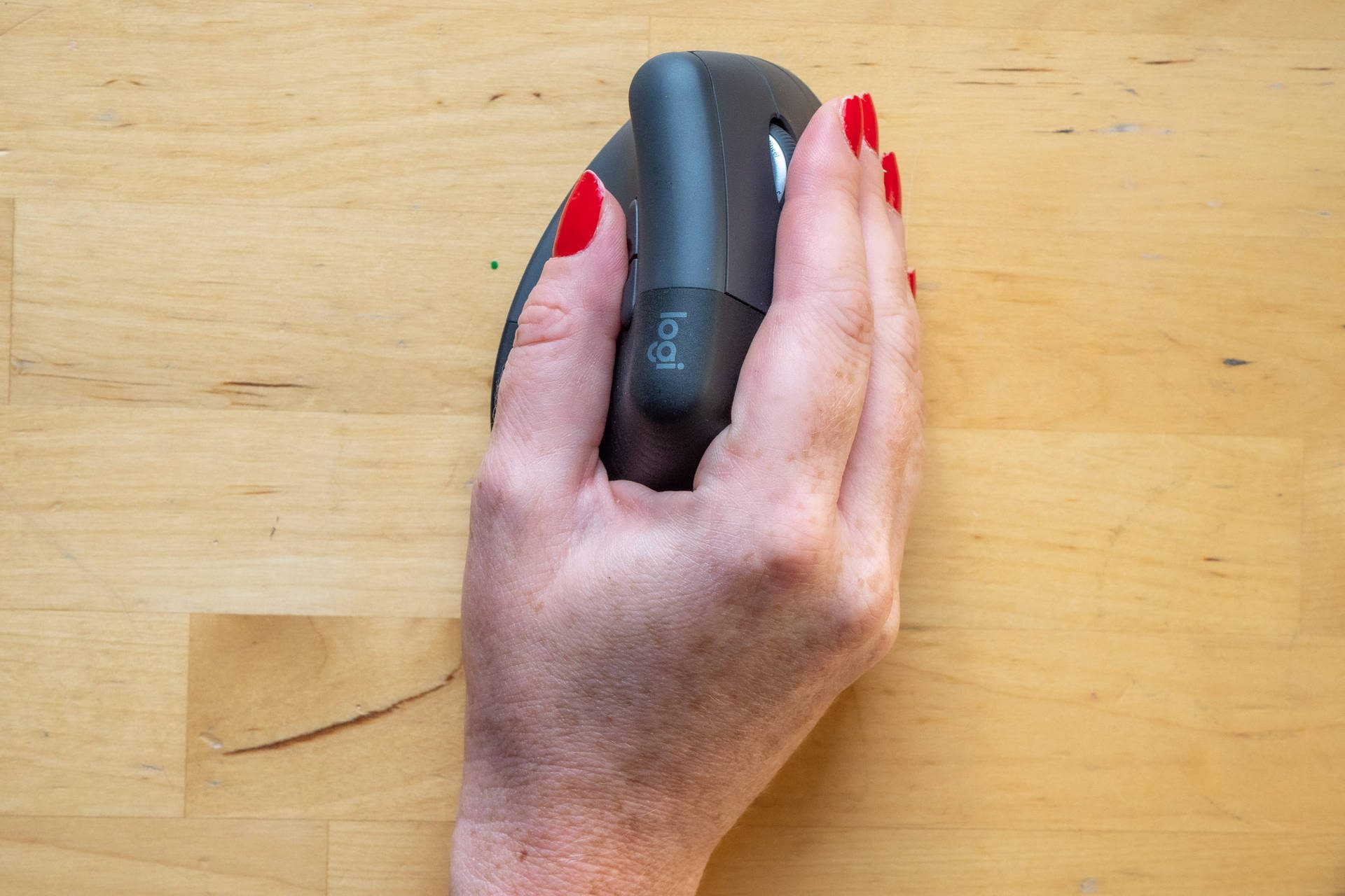 Logitech Lift, une souris sans-fil ergonomique verticale colorée pour  soulager le poignet – LaptopSpirit