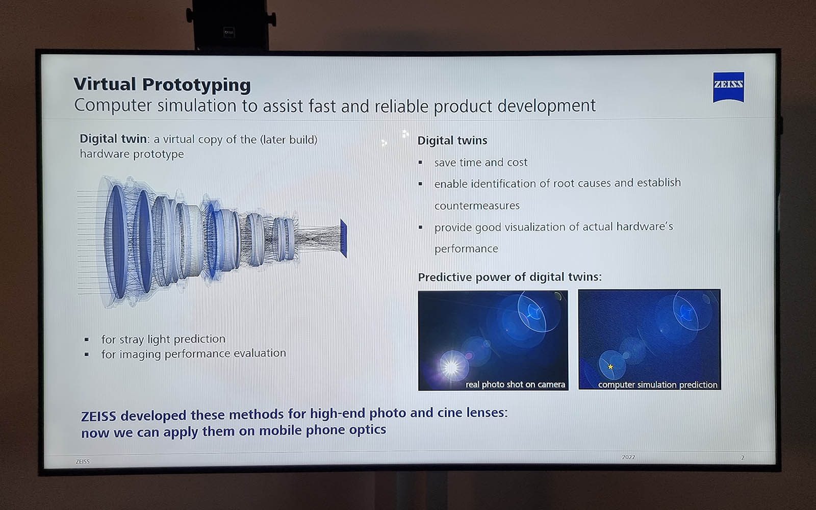 Zeiss a développé un système de simulation de rendu de l'optique en générant un double numériques aux caractéristiques équivalente à l'optique cible. De quoi réduire significativement les coûts de développement. 