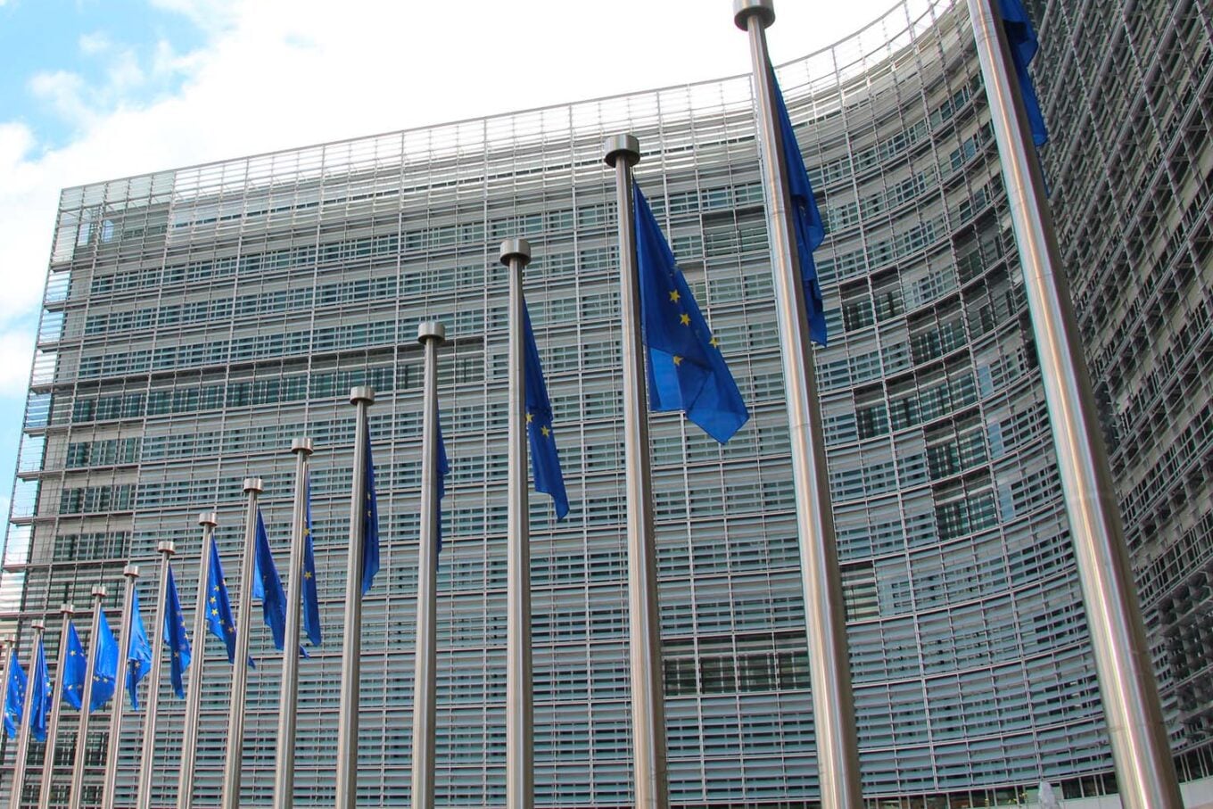 Réseaux sociaux interdits avant 15 ans : la France doit revoir sa copie, la rentrée compromise
