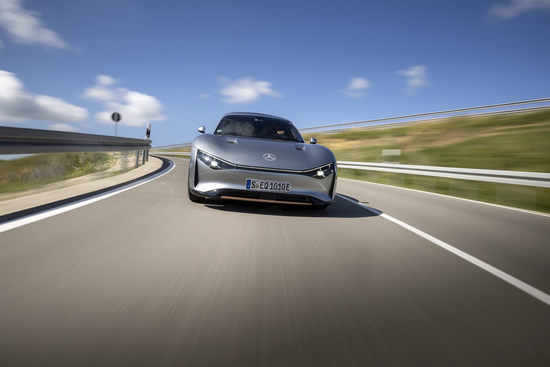 Cette voiture électrique atteint les 200 km/h sur circuit… sans pilote