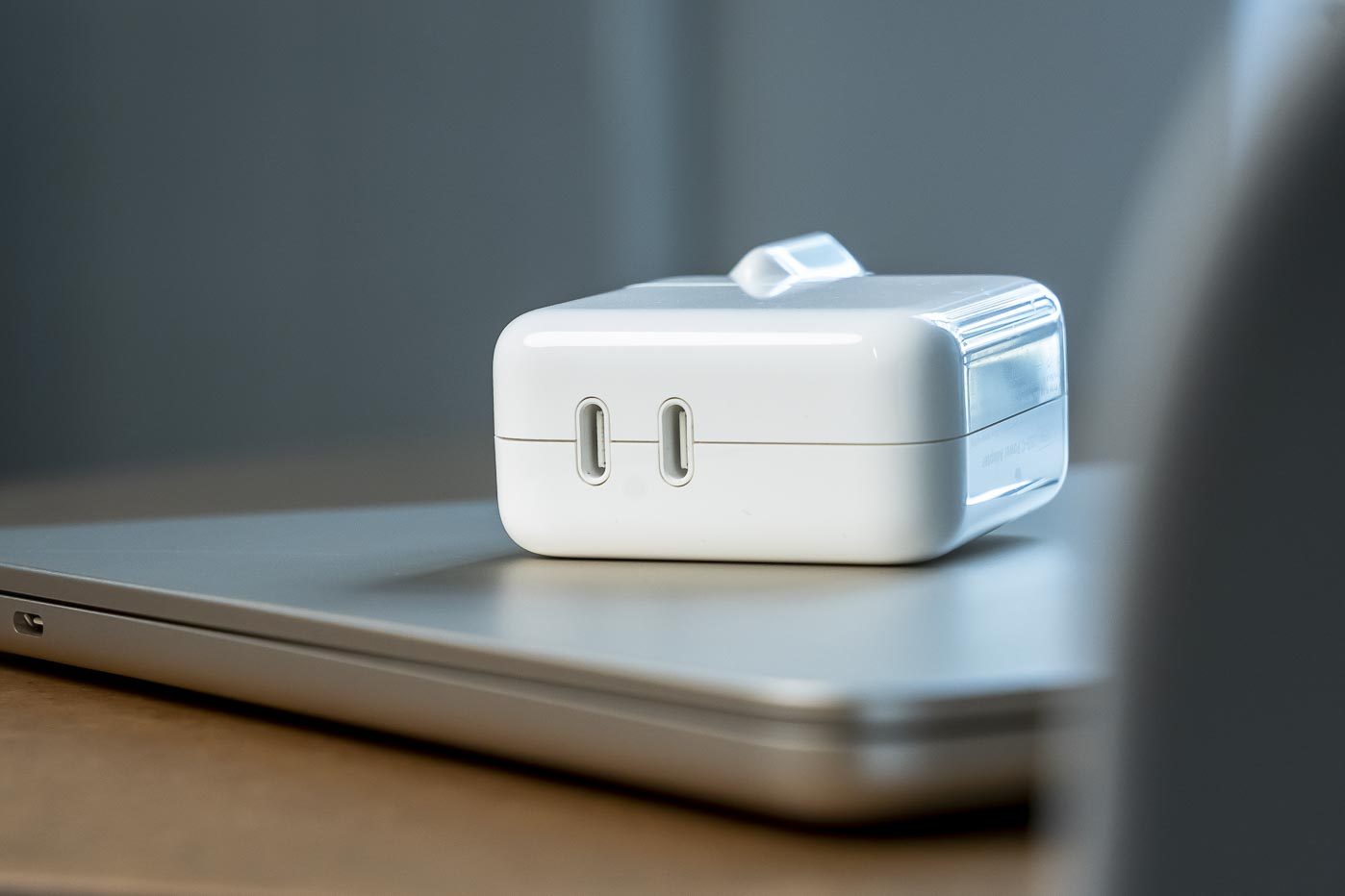 Le chargeur 35 W permet de recharger un périphérique en plus du MacBook Air.