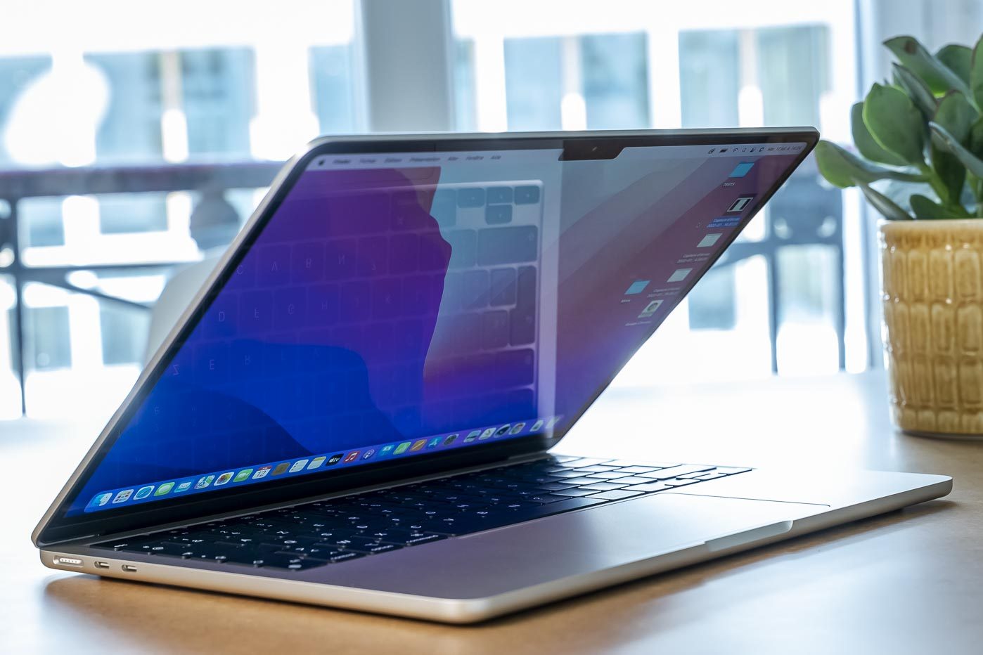 Le MacBook Air a droit à une dalle améliorée... et à une encoche.