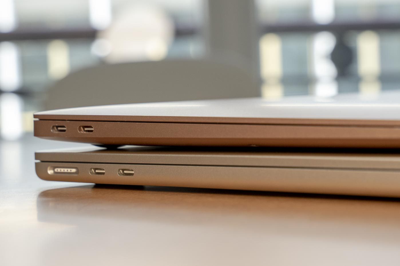 Le MacBook Air gagne un connecteur MagSafe pour se recharger, libérant ainsi un des deux ports Thunderbolt/USB 4.