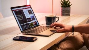 Le MacBook Pro 13 pouces M2 est performant et très autonome.