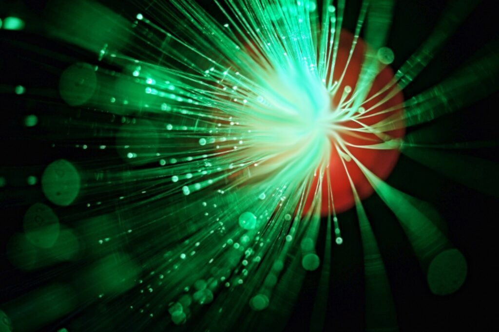 La fibre optique sous-tend aussi bien les connexions très haut débit filaires que 5G.
