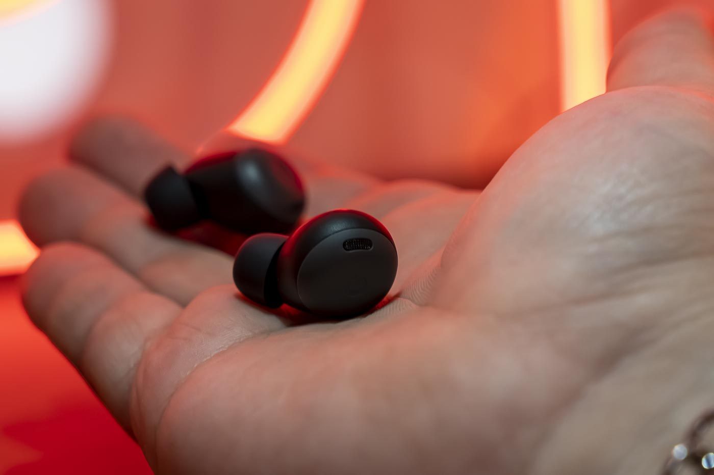 Google Pixel Buds Pro dans la main