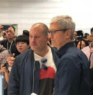Jonathan Ive et Tim Cook lors du lancement des iPhone XS et XR, en 2018.