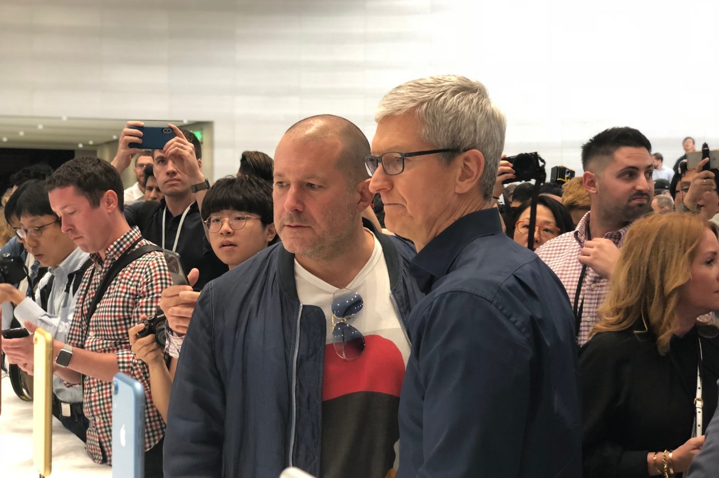 Jonathan Ive et Tim Cook lors du lancement des iPhone XS et XR, en 2018.