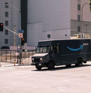 Un camion de livraison Amazon à Los Angeles